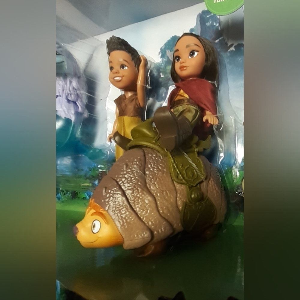 NIB Disney Raya Posable Action Figure Large Gift Box Set - Picture 15 of 17